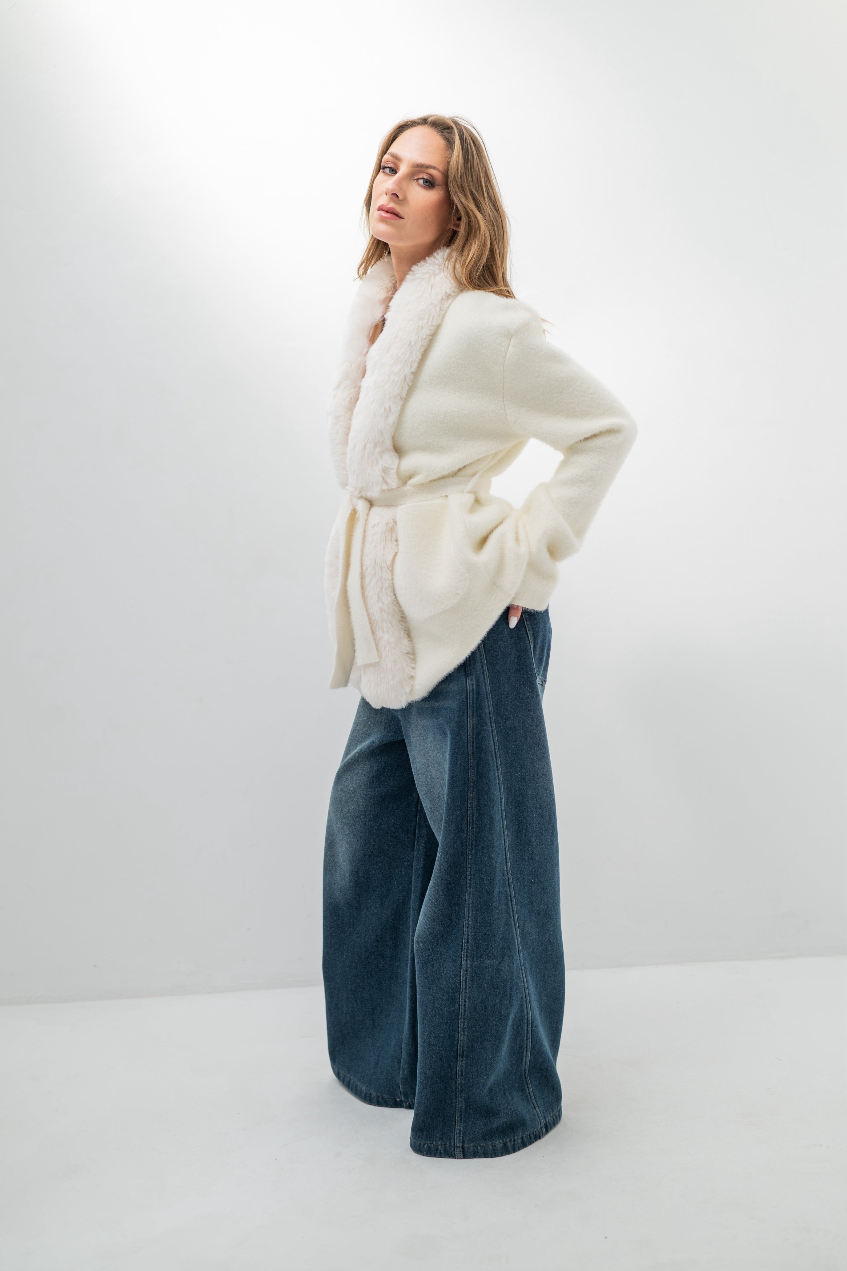 LEONA – Veste en maille unie à col et bordure en fausse fourrure