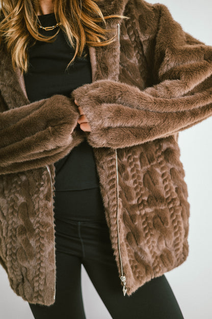 ARLENA – Veste courte en fausse fourrure à capuche