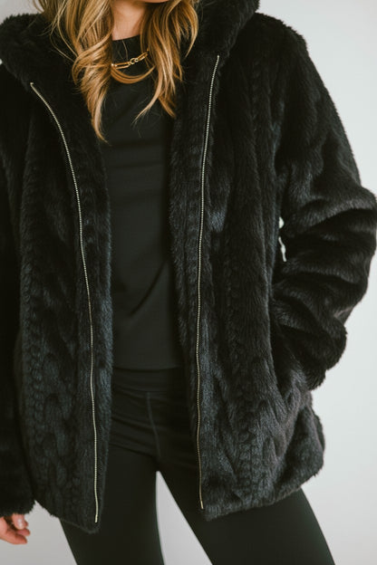 ARLENA – Veste courte en fausse fourrure à capuche