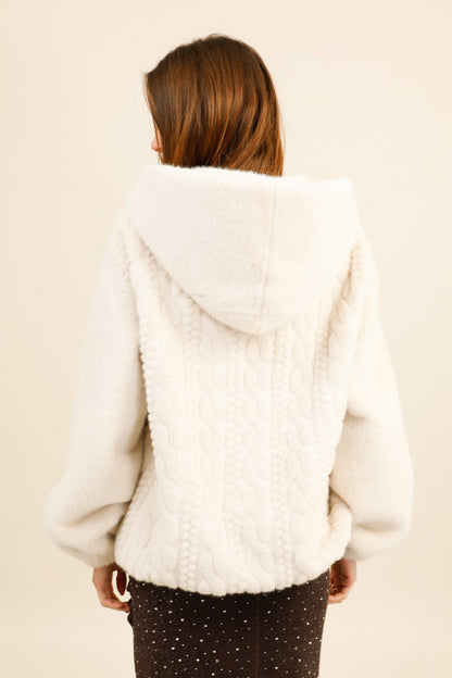 ARLENA – Veste courte en fausse fourrure à capuche