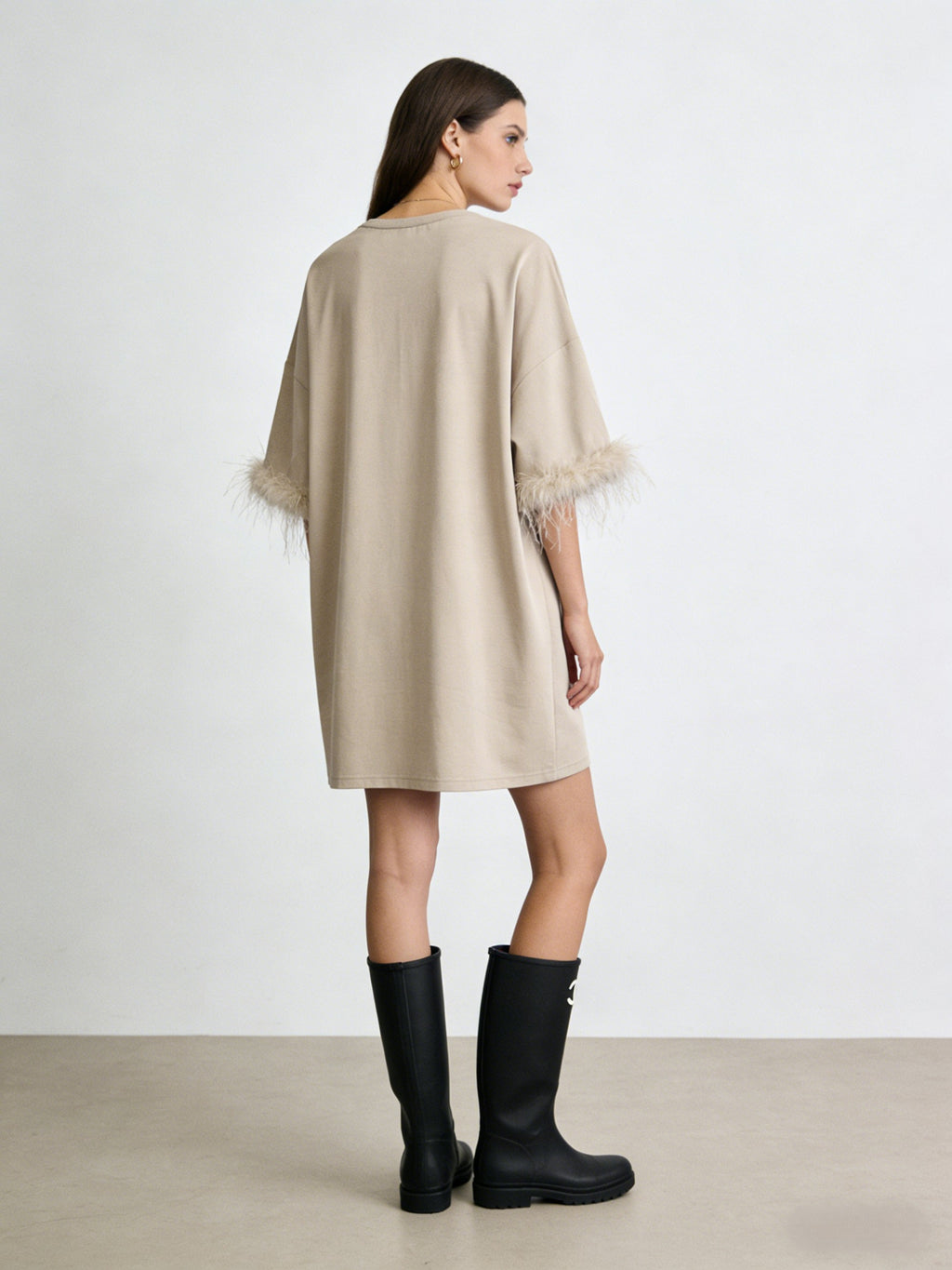 ÉCLAT 26 – Robe T-Shirt Oversize Manches Plumées