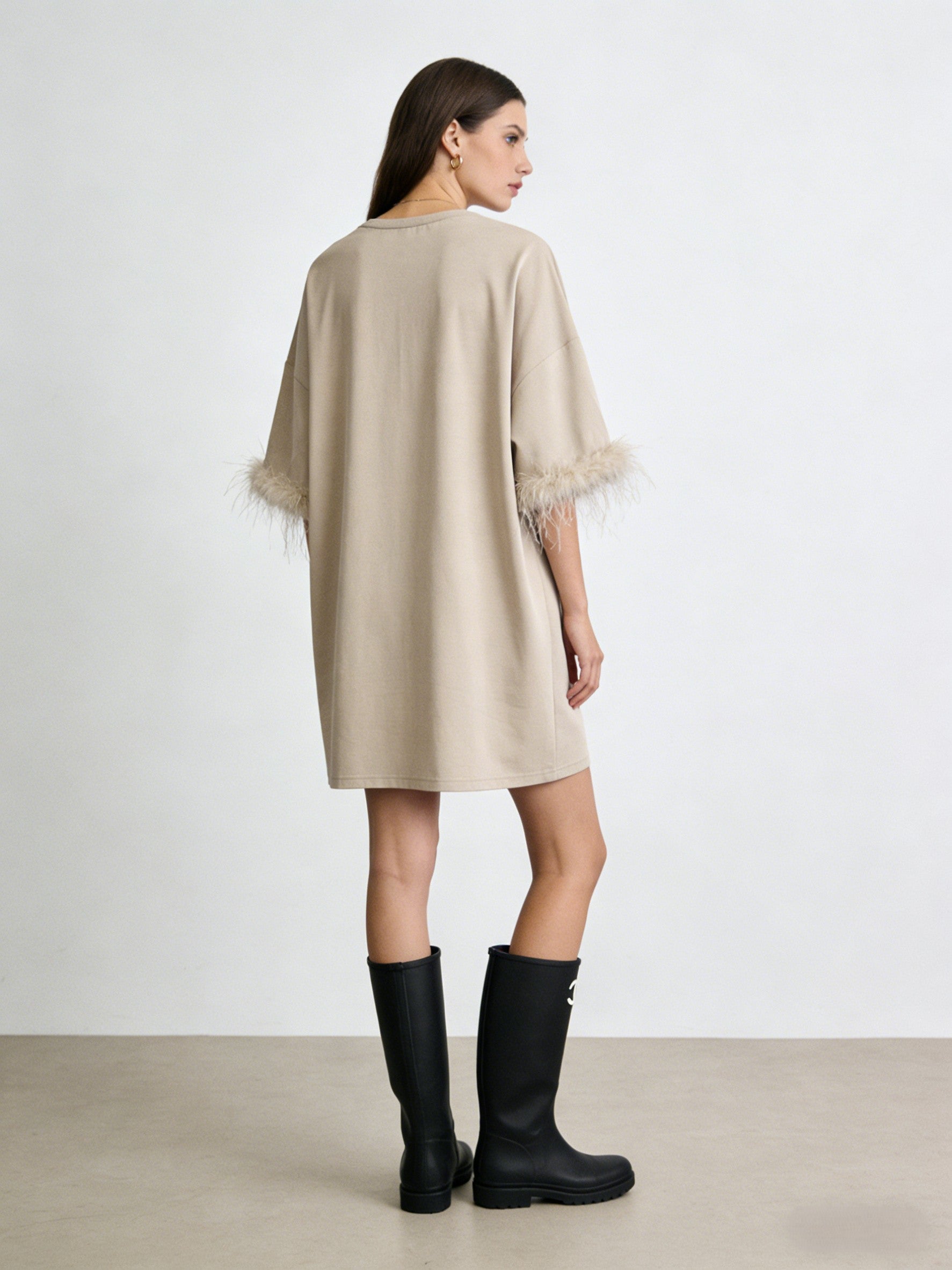 ÉCLAT 26 – Robe T-Shirt Oversize Manches Plumées