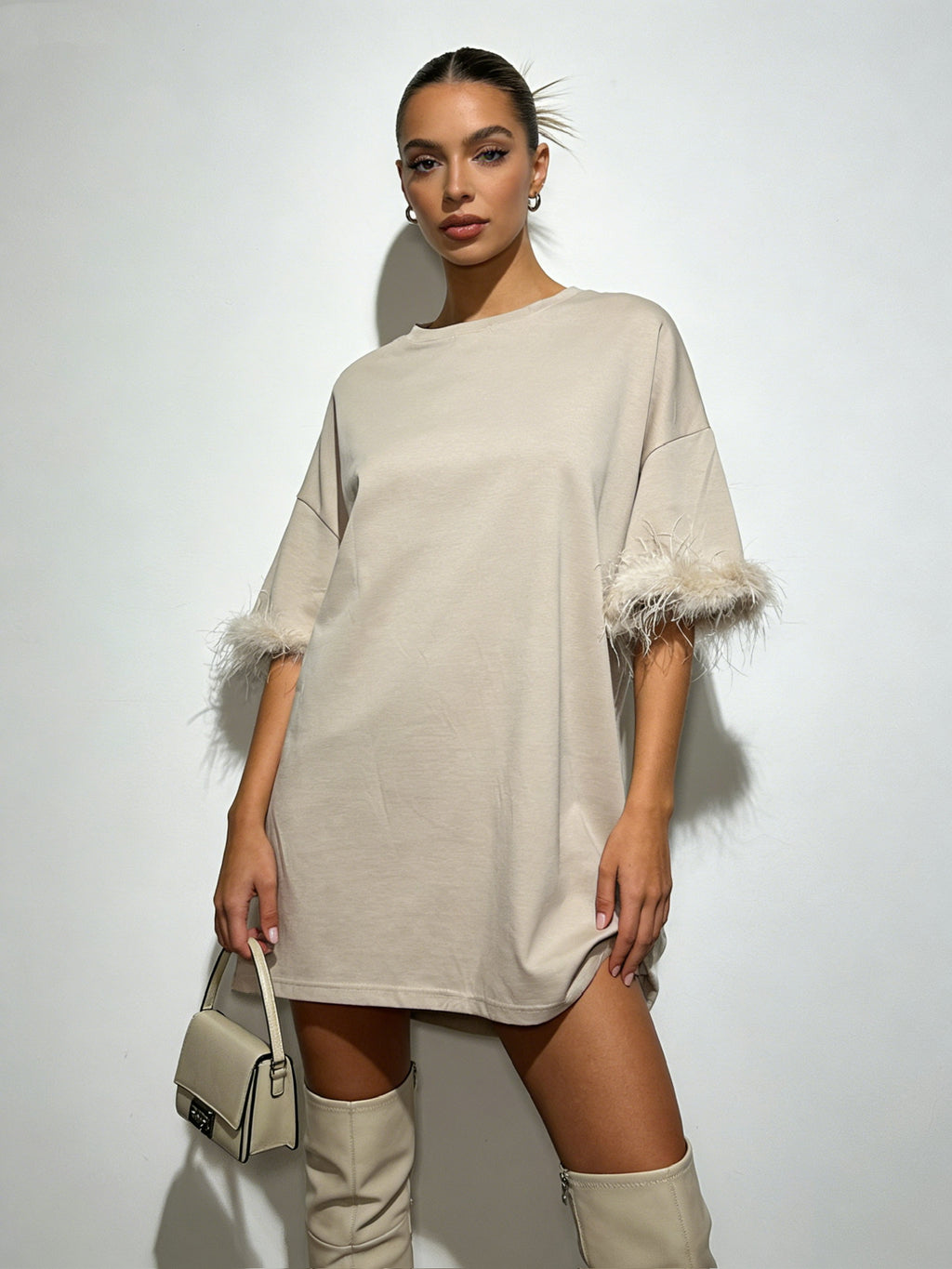 ÉCLAT 26 – Robe T-Shirt Oversize Manches Plumées