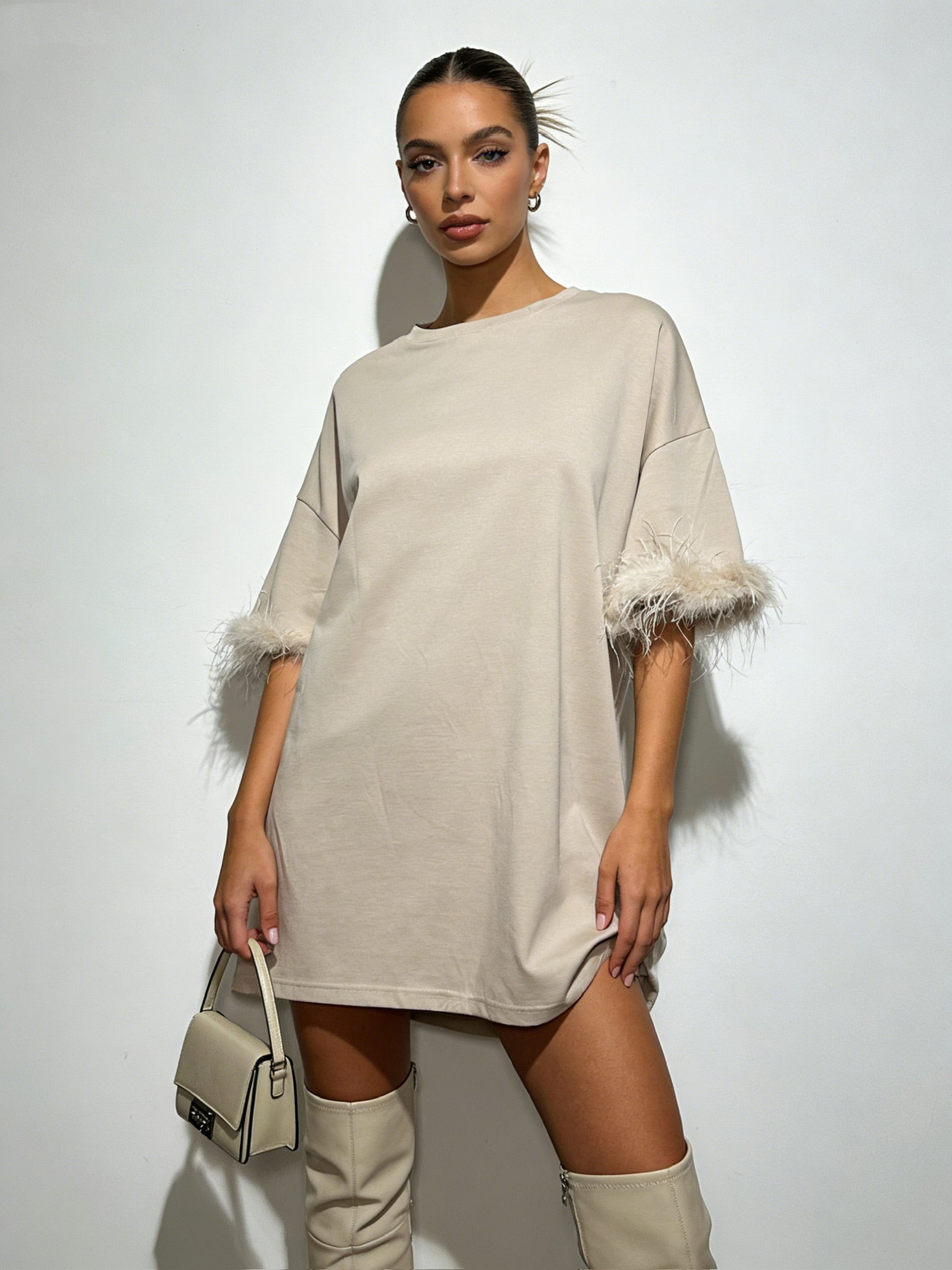 ÉCLAT 26 – Robe T-Shirt Oversize Manches Plumées