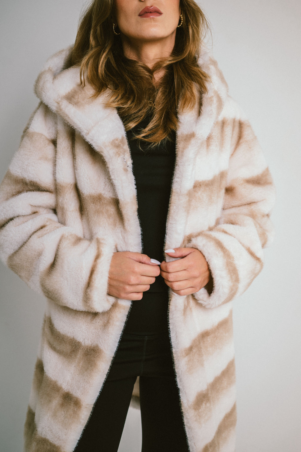 ANATASIA – Manteau court en fausse fourrure ceinturé à capuche