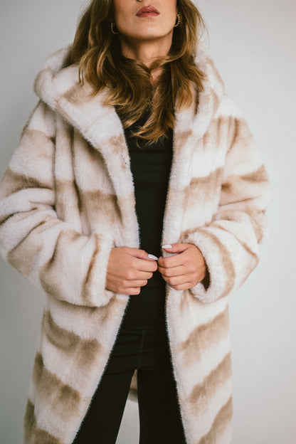 ANATASIA – Manteau court en fausse fourrure ceinturé à capuche