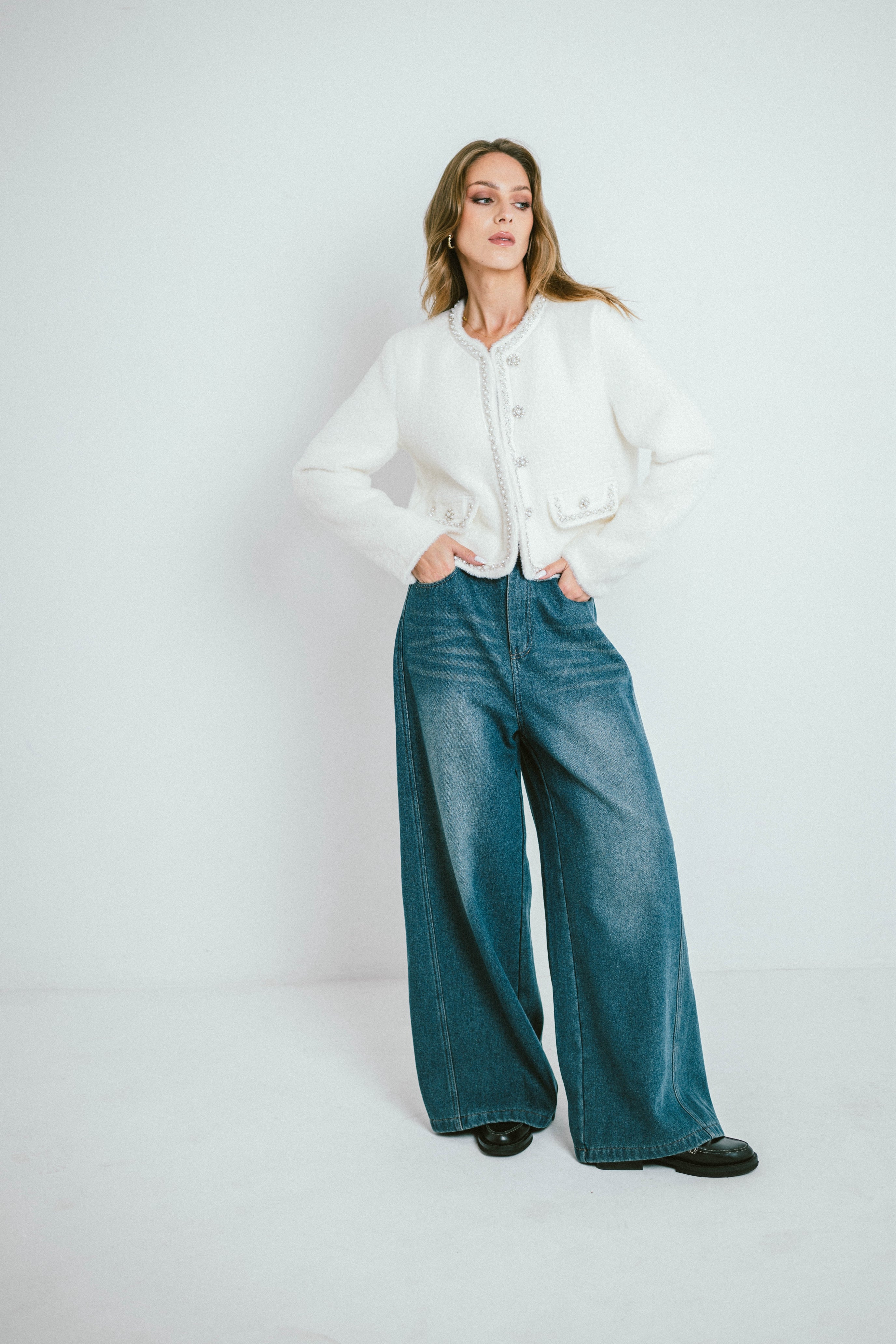 BELLA – Veste courte en maille bouclée à boutons bijou