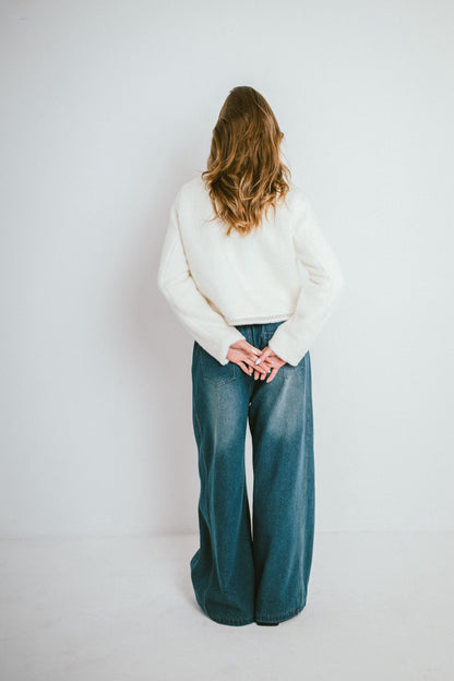 BELLA – Veste courte en maille bouclée à boutons bijou