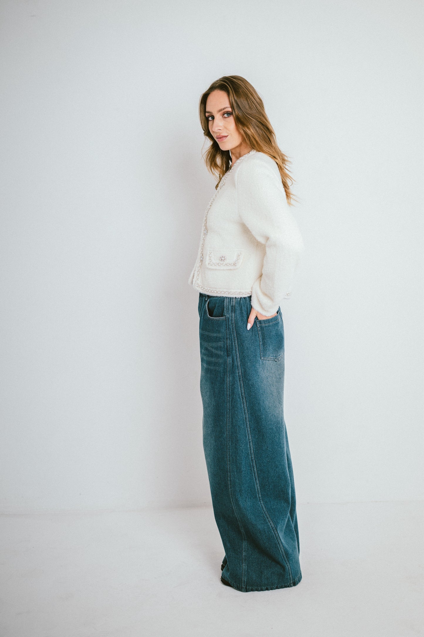 BELLA – Veste courte en maille bouclée à boutons bijou