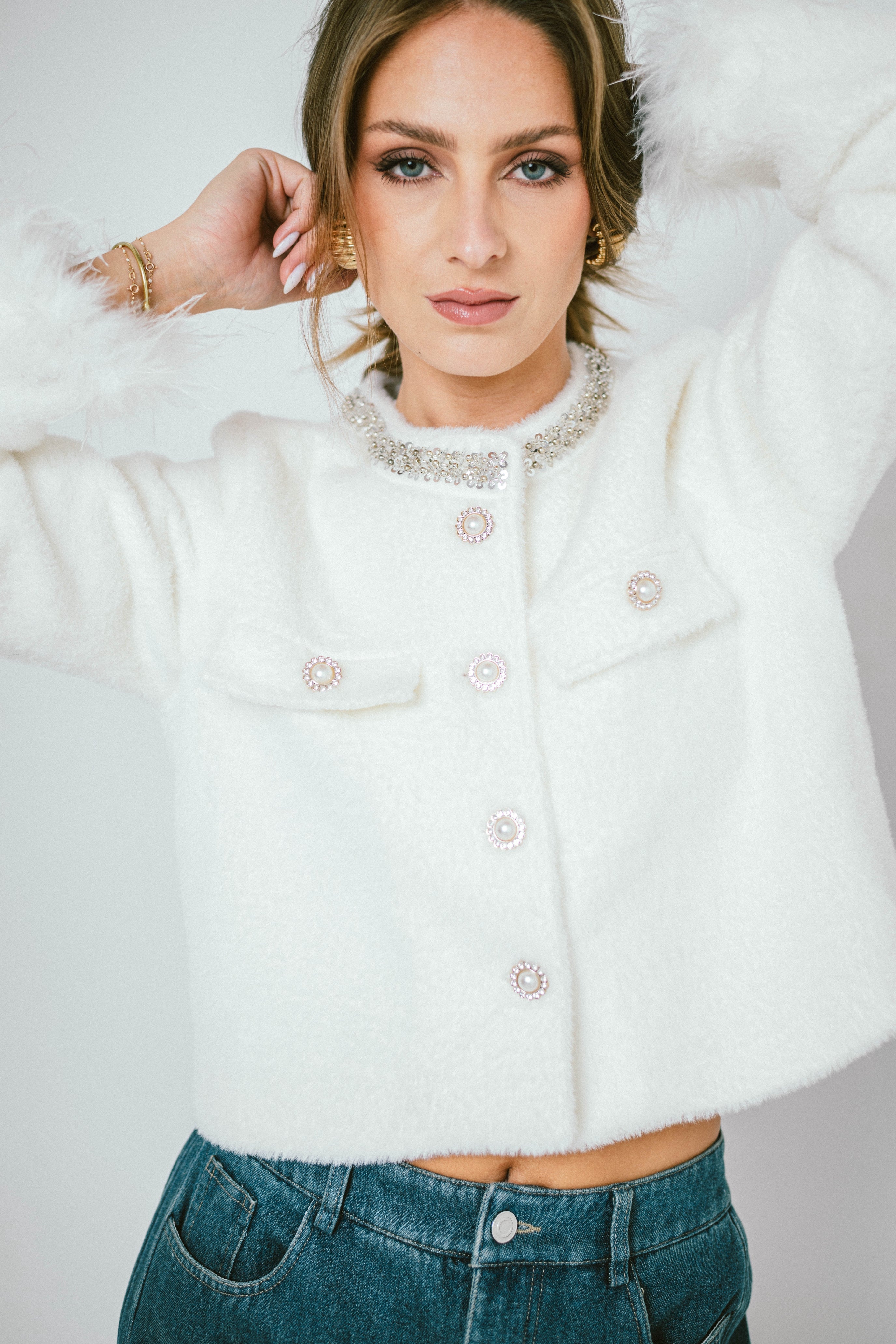 BELLA – Veste courte en maille bouclée à col orné et boutons bijou