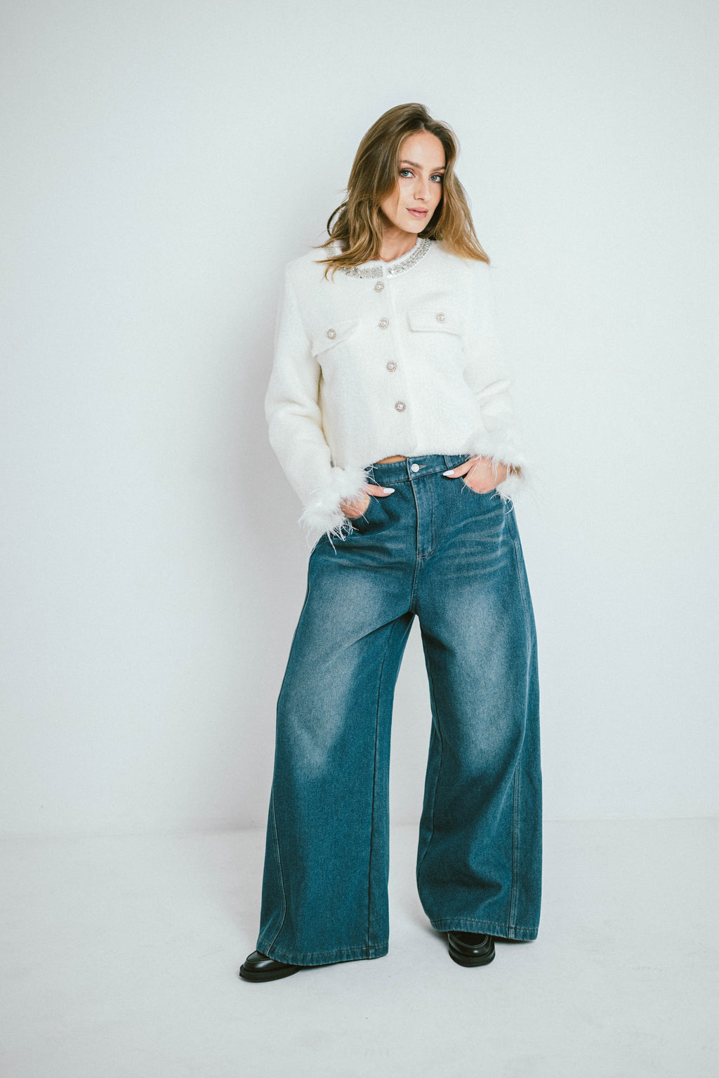 BELLA – Veste courte en maille bouclée à col orné et boutons bijou