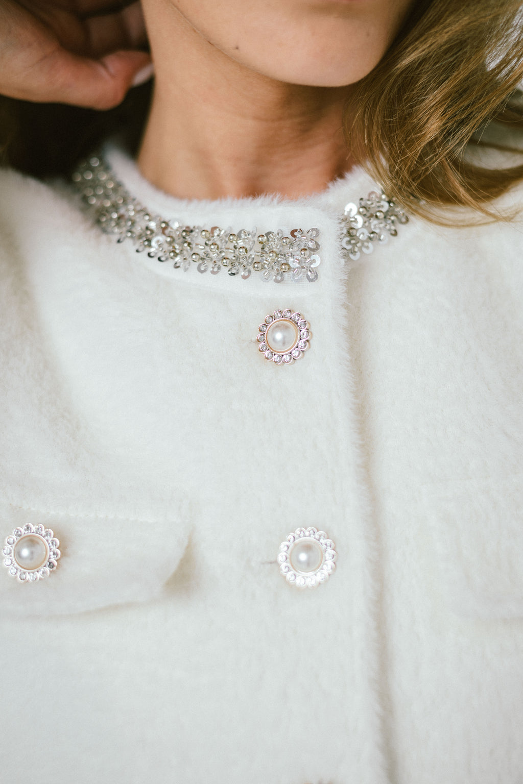 BELLA – Veste courte en maille bouclée à col orné et boutons bijou