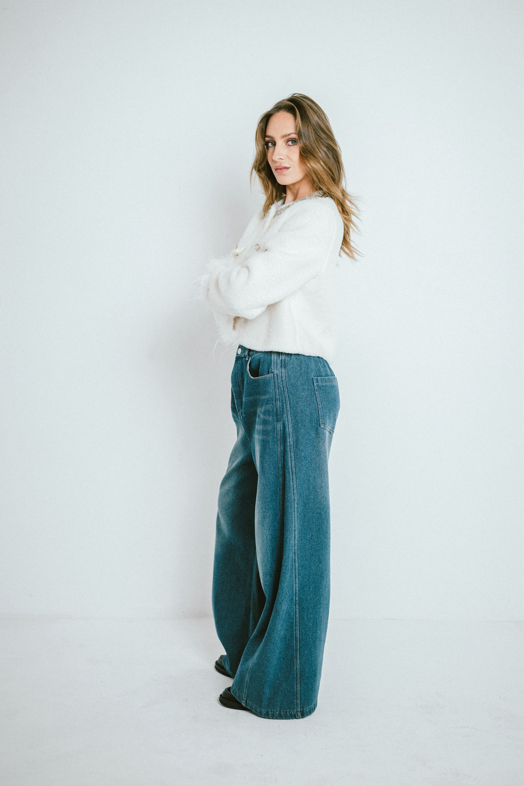 BELLA – Veste courte en maille bouclée à col orné et boutons bijou