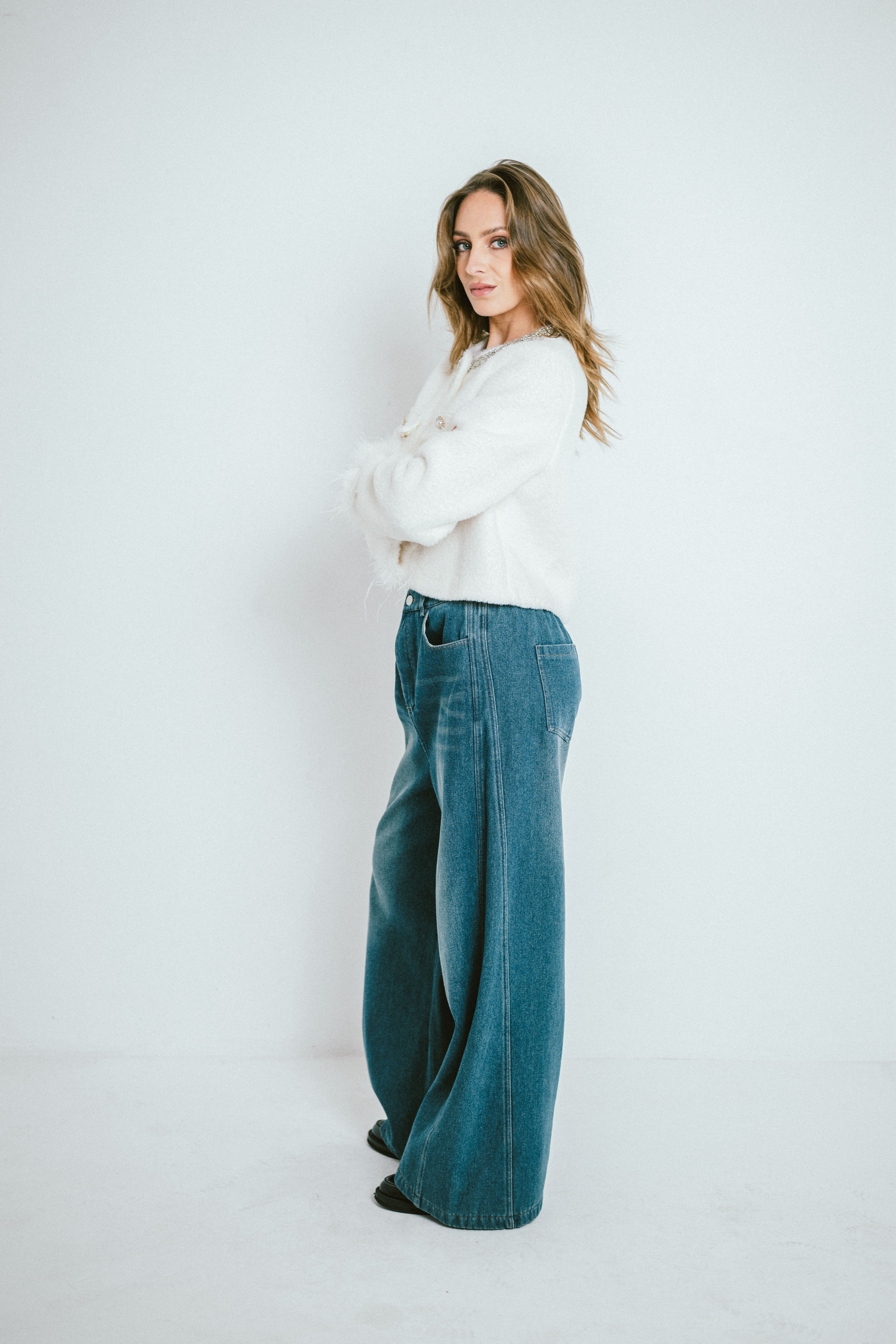 BELLA – Veste courte en maille bouclée à col orné et boutons bijou