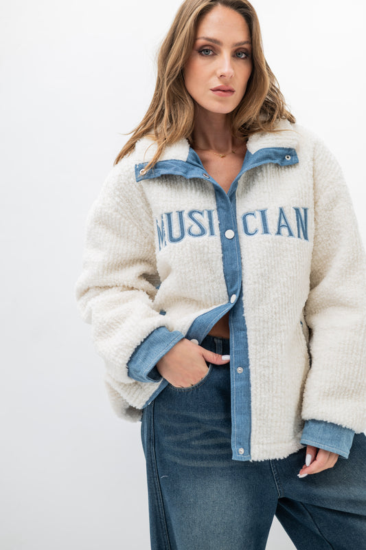 ASTORIA – Veste courte en fausse fourrure côtelée et détails denim