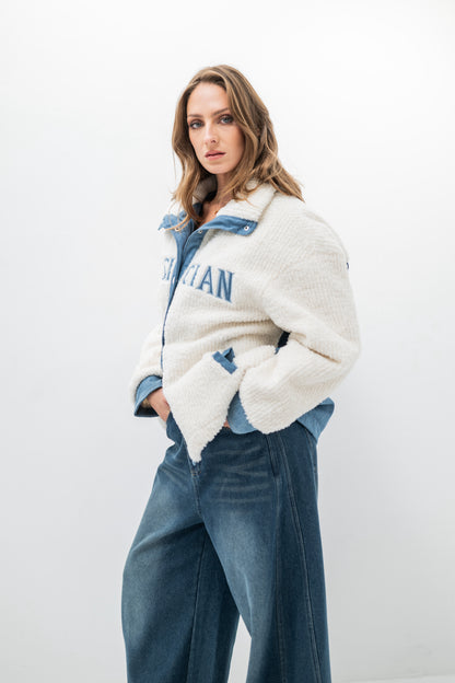 ASTORIA – Veste courte en fausse fourrure côtelée et détails denim