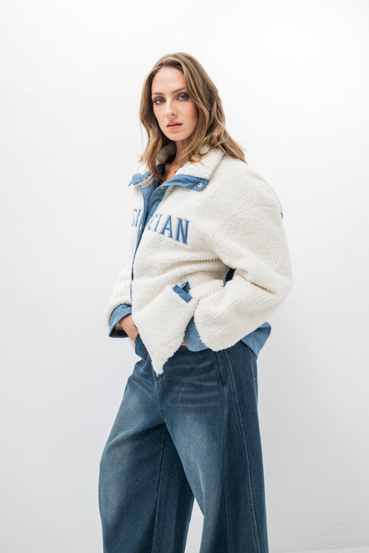 ASTORIA – Veste courte en fausse fourrure côtelée et détails denim