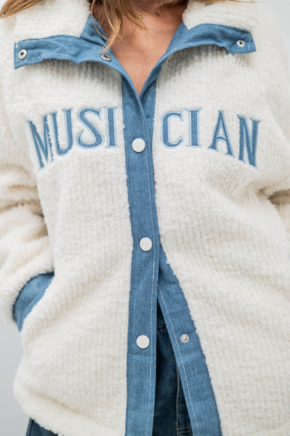 ASTORIA – Veste courte en fausse fourrure côtelée et détails denim