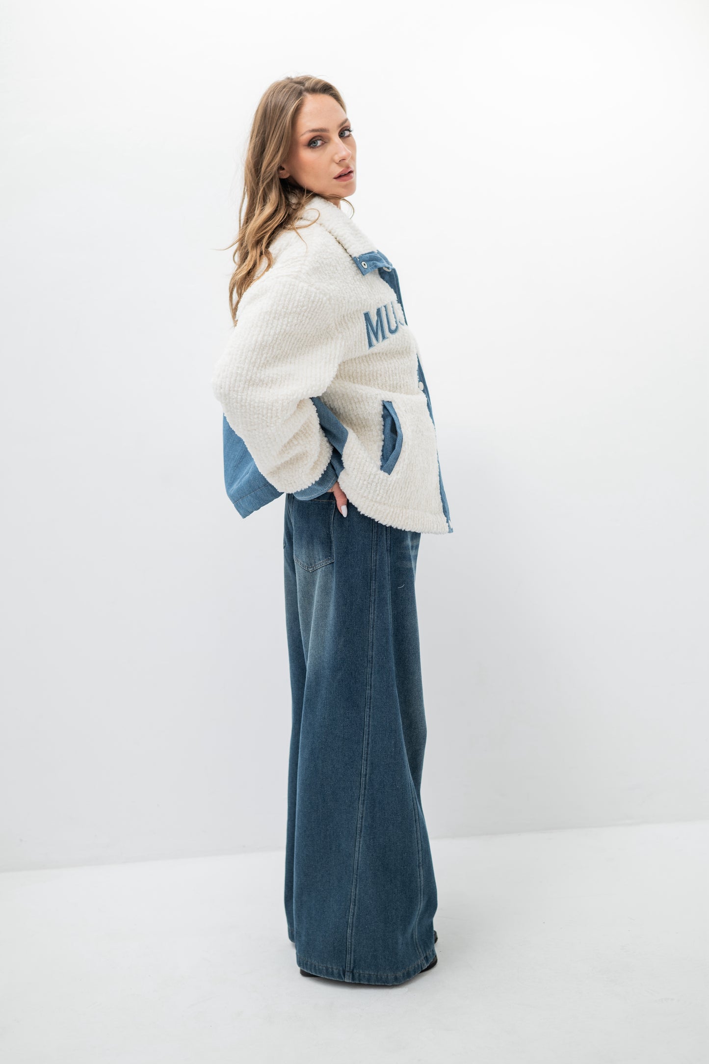 ASTORIA – Veste courte en fausse fourrure côtelée et détails denim