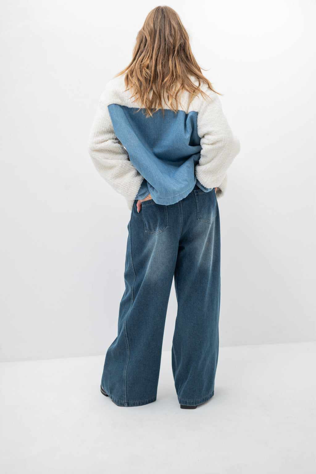 ASTORIA – Veste courte en fausse fourrure côtelée et détails denim