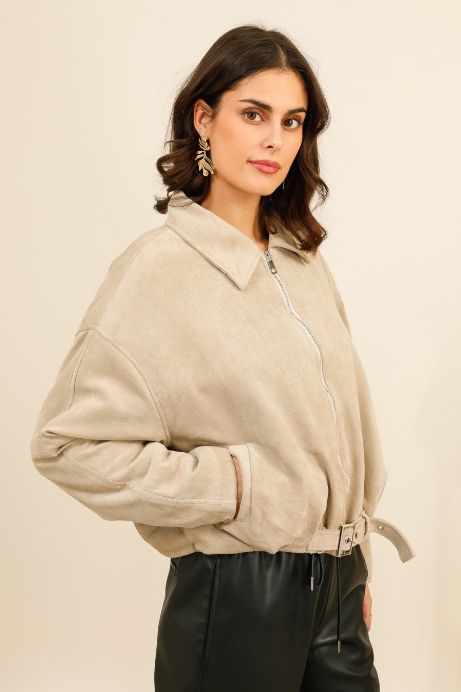 SIENNA – Veste courte en similicuir effet suédé à ceinture