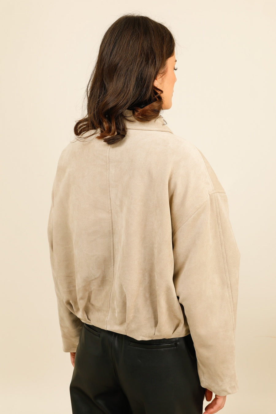 SIENNA – Veste courte en similicuir effet suédé à ceinture