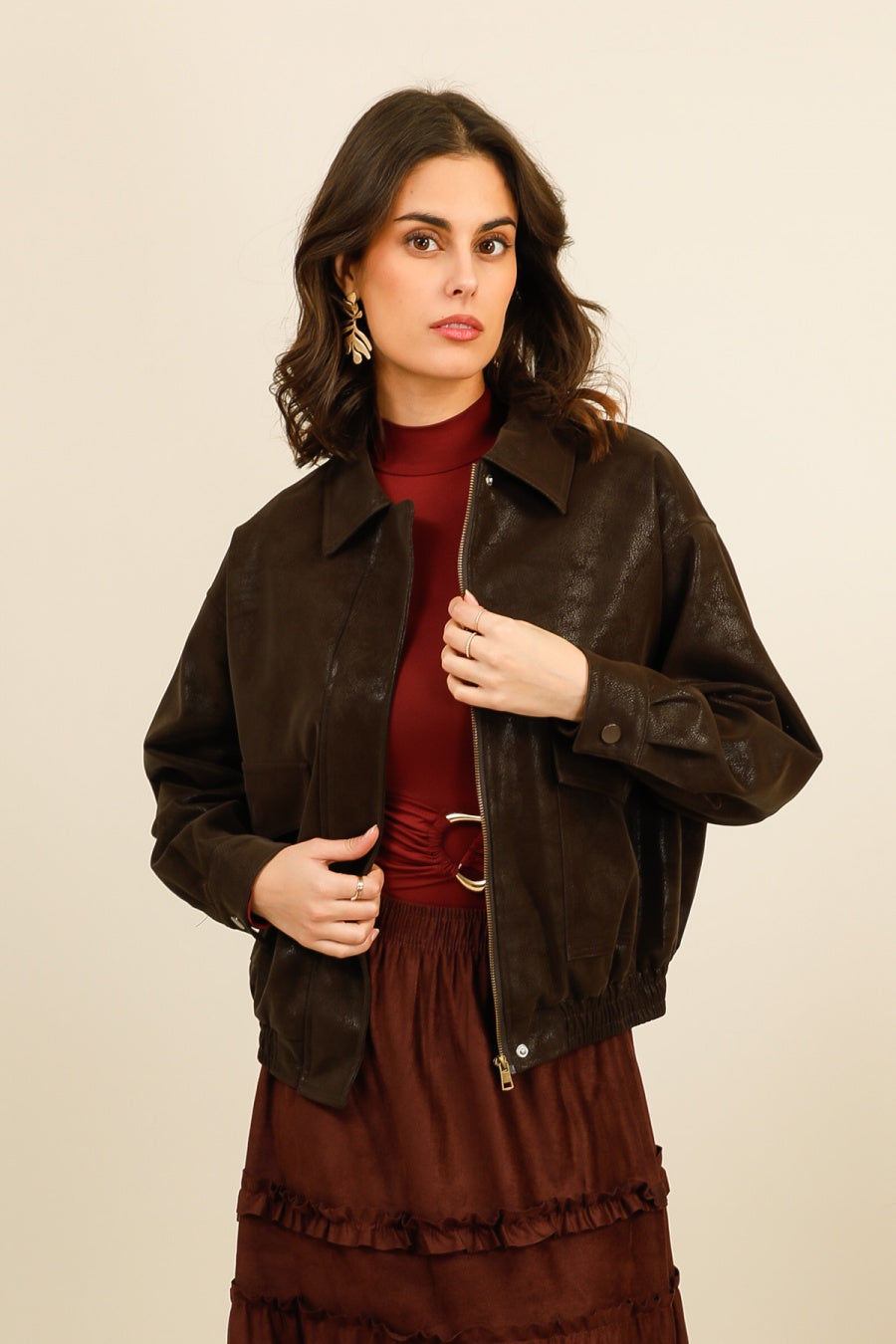 SIENNA – Veste courte en similicuir à col chemise et finitions structurées