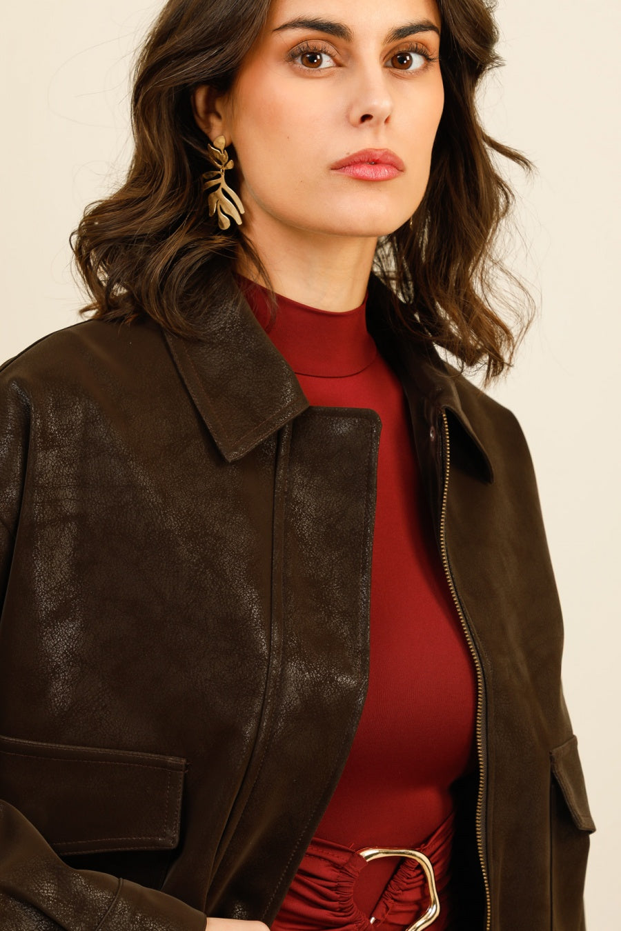 SIENNA – Veste courte en similicuir à col chemise et finitions structurées