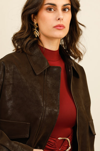 SIENNA – Veste courte en similicuir à col chemise et finitions structurées