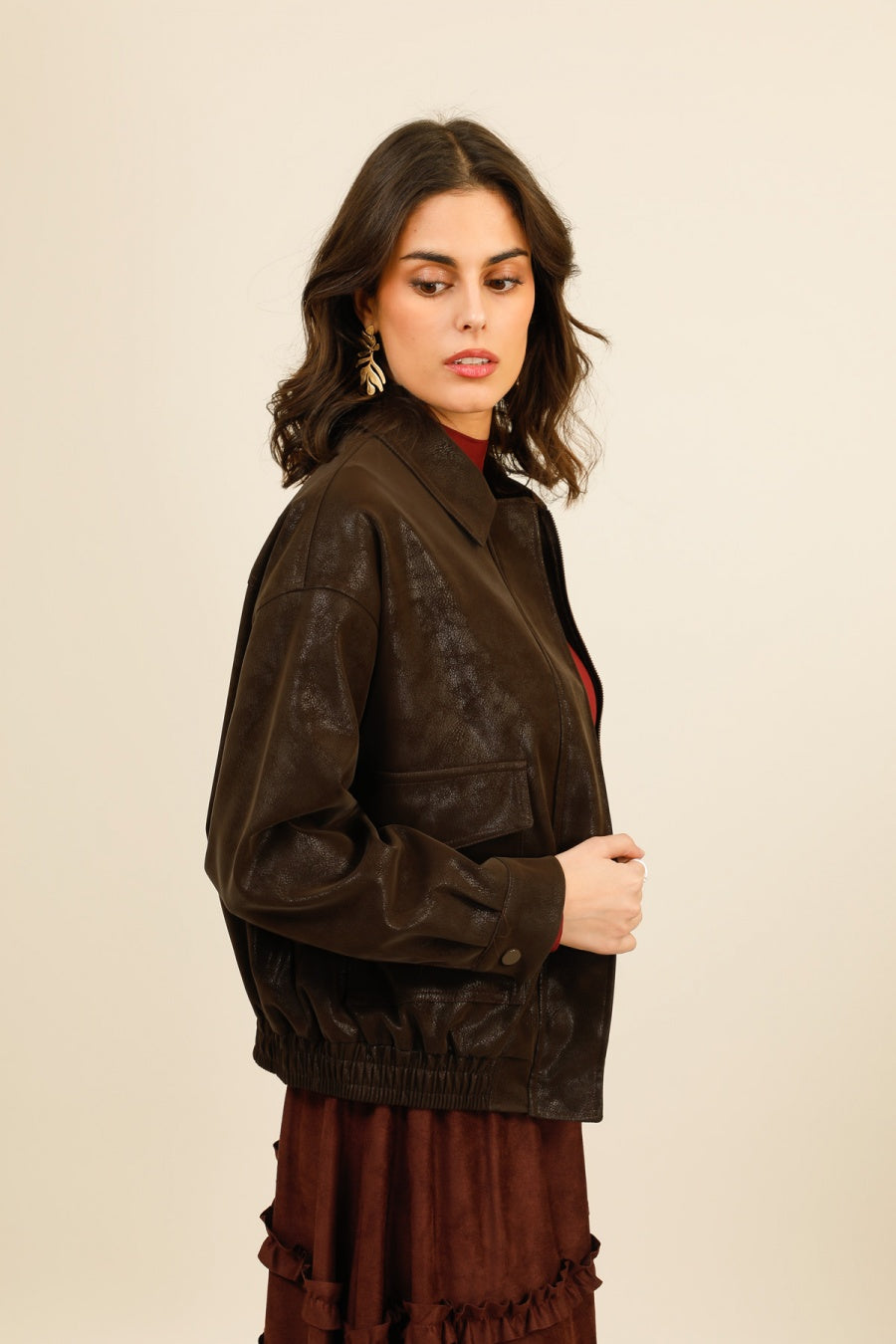 SIENNA – Veste courte en similicuir à col chemise et finitions structurées