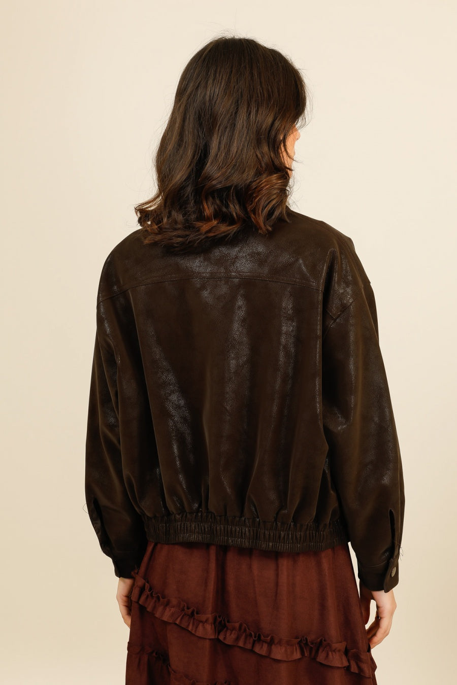 SIENNA – Veste courte en similicuir à col chemise et finitions structurées