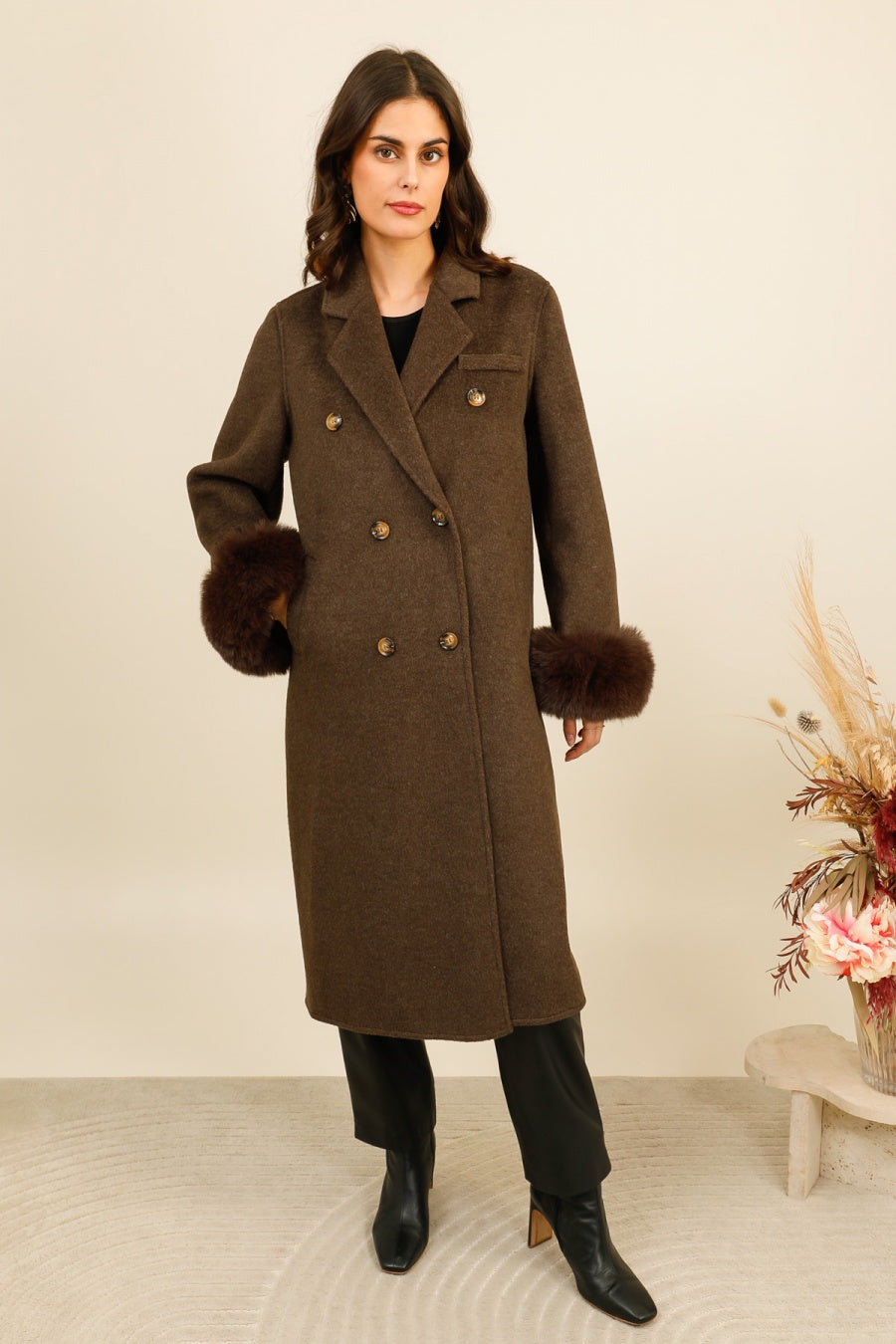 AURÉA – Manteau long structuré à manches ornées de fourrure