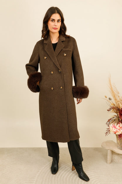 AURÉA – Manteau long structuré à manches ornées de fourrure