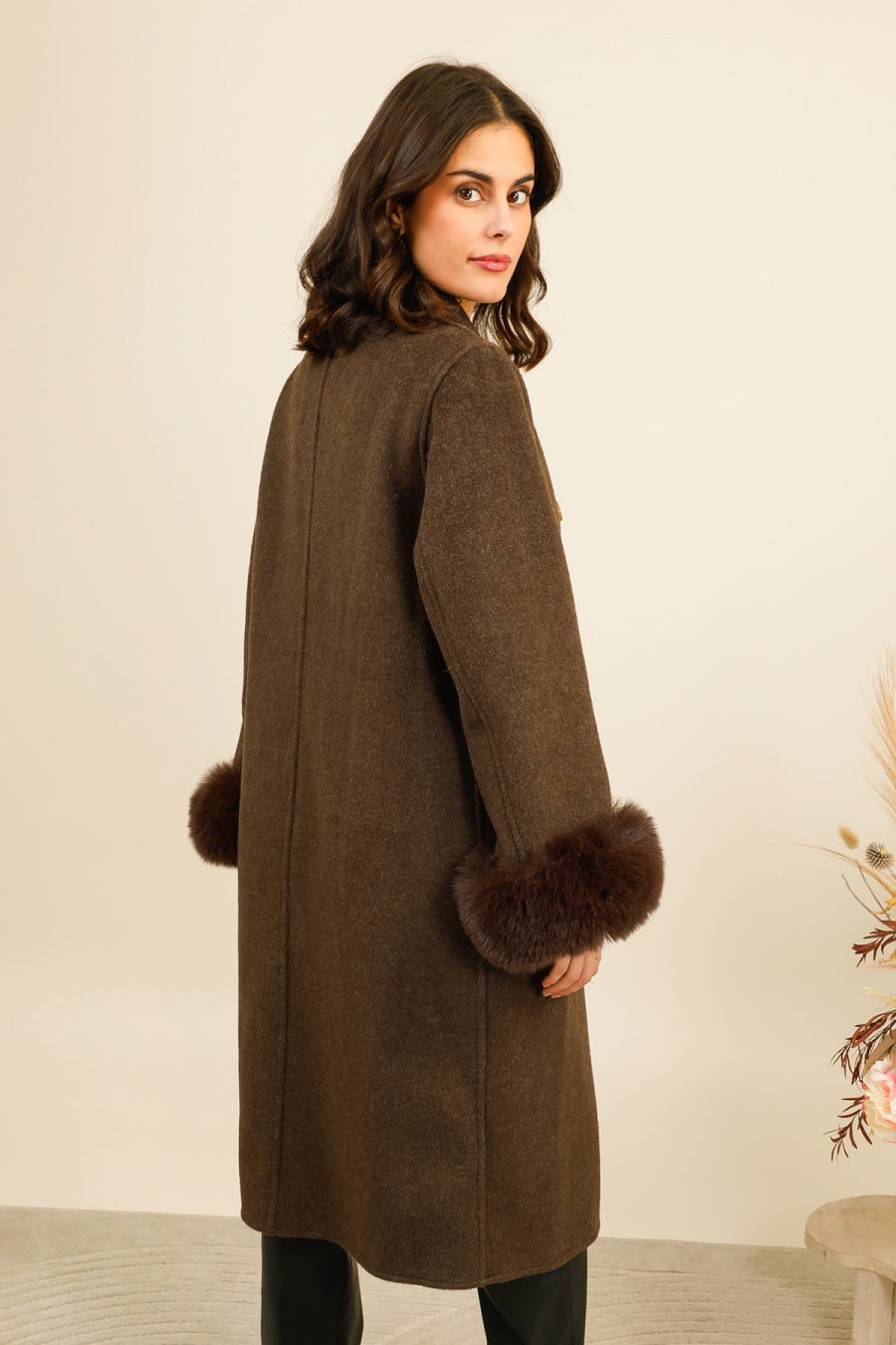 AURÉA – Manteau long structuré à manches ornées de fourrure