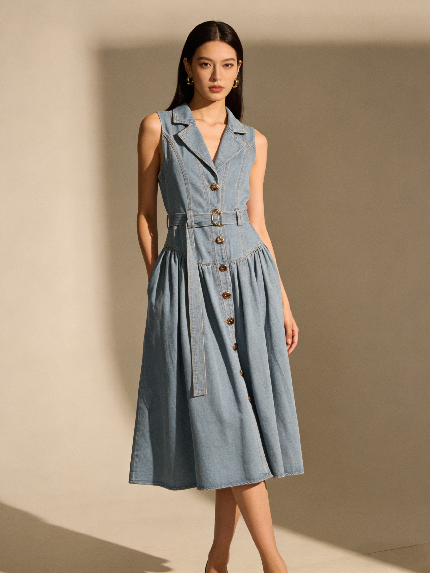 BLOOM - Robe midi sans manches en denim boutonnée avec ceinture et col tailleur
