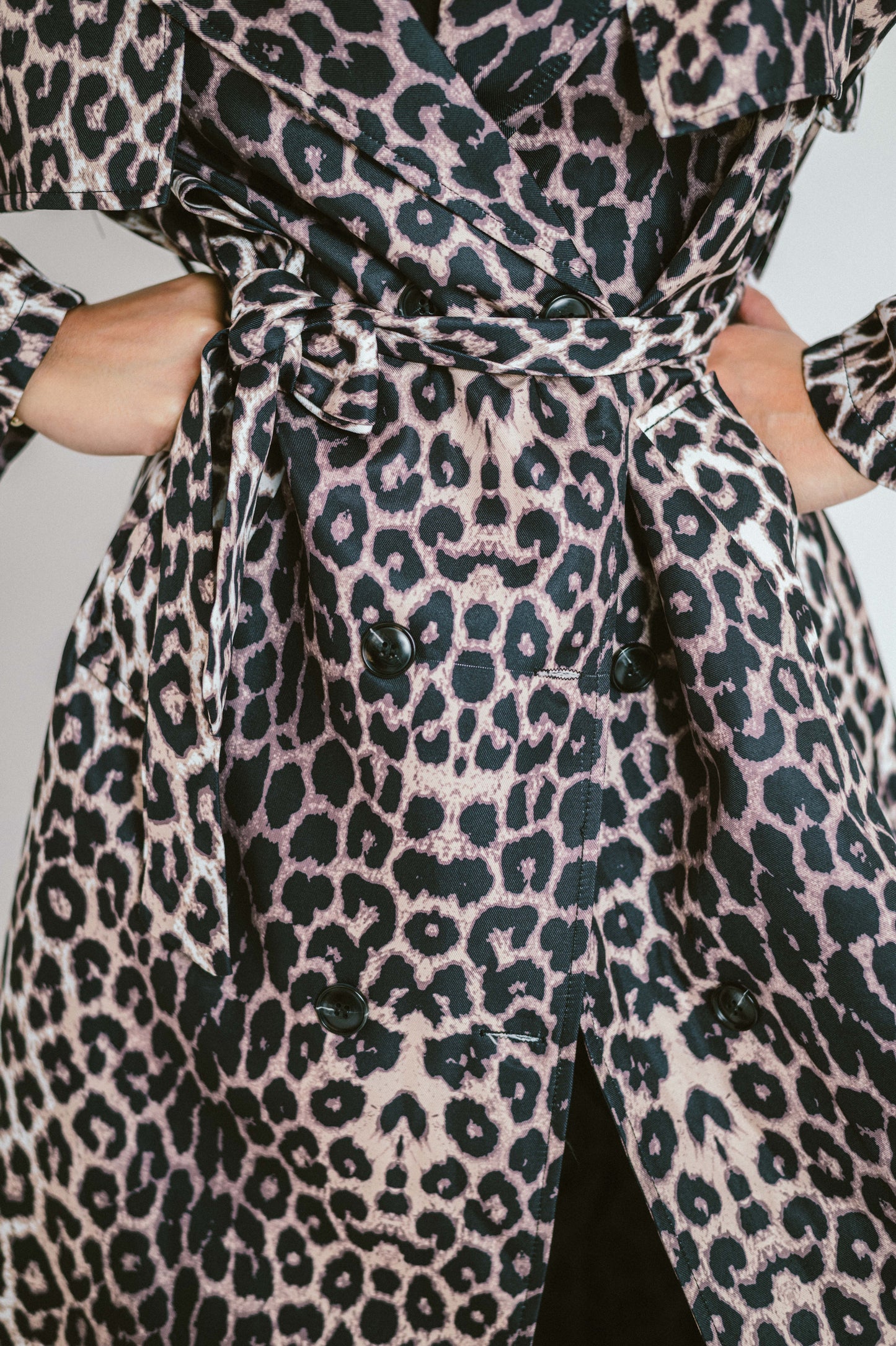 LEONA – Trench long imprimé léopard à ceinture