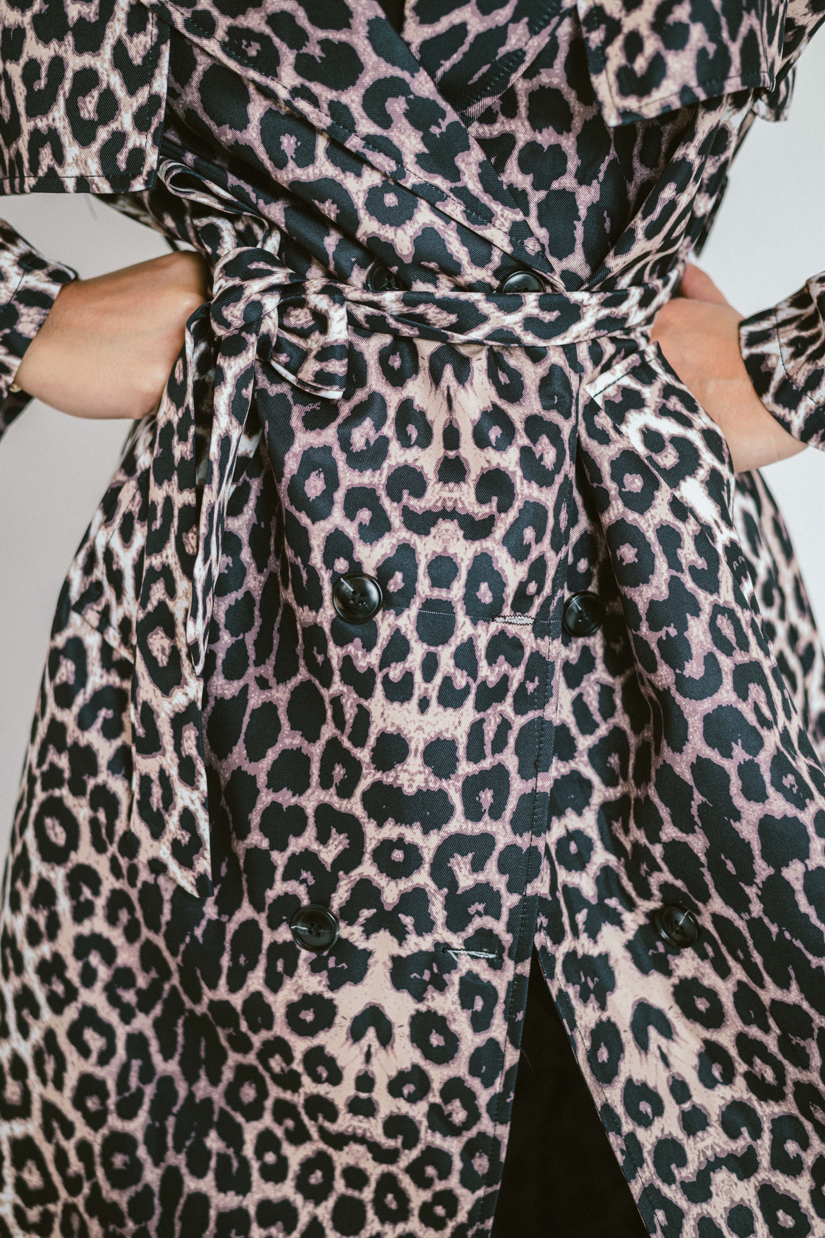 LEONA – Trench long imprimé léopard à ceinture