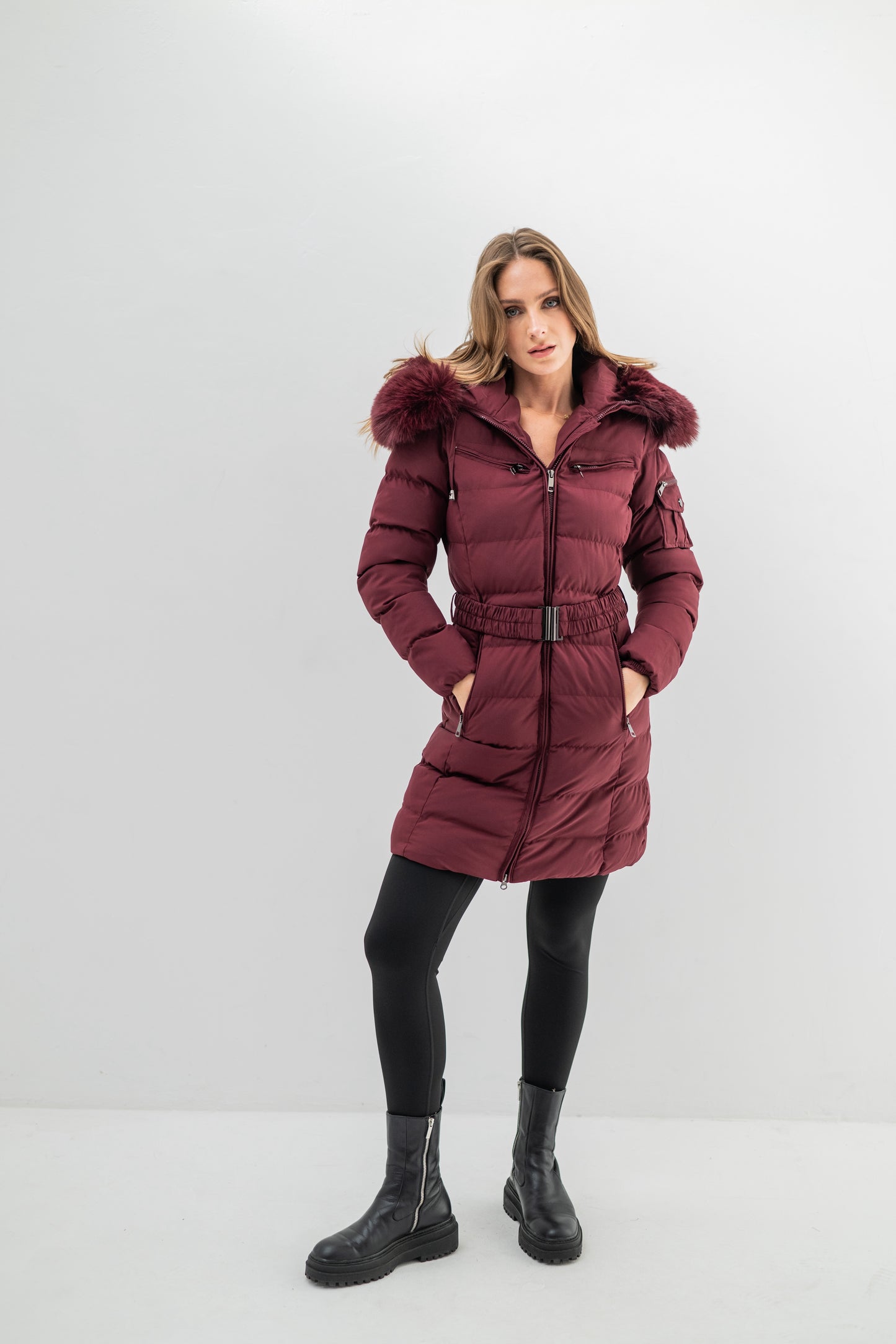 VALENTINA – Doudoune mi-longue ceinturée à capuche bordée de fausse fourrure