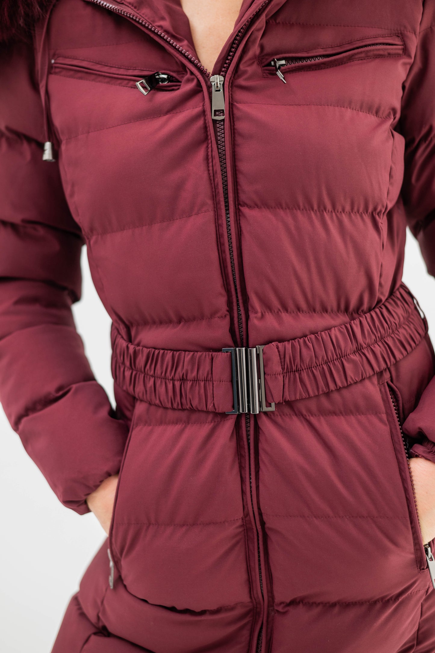 VALENTINA – Doudoune mi-longue ceinturée à capuche bordée de fausse fourrure