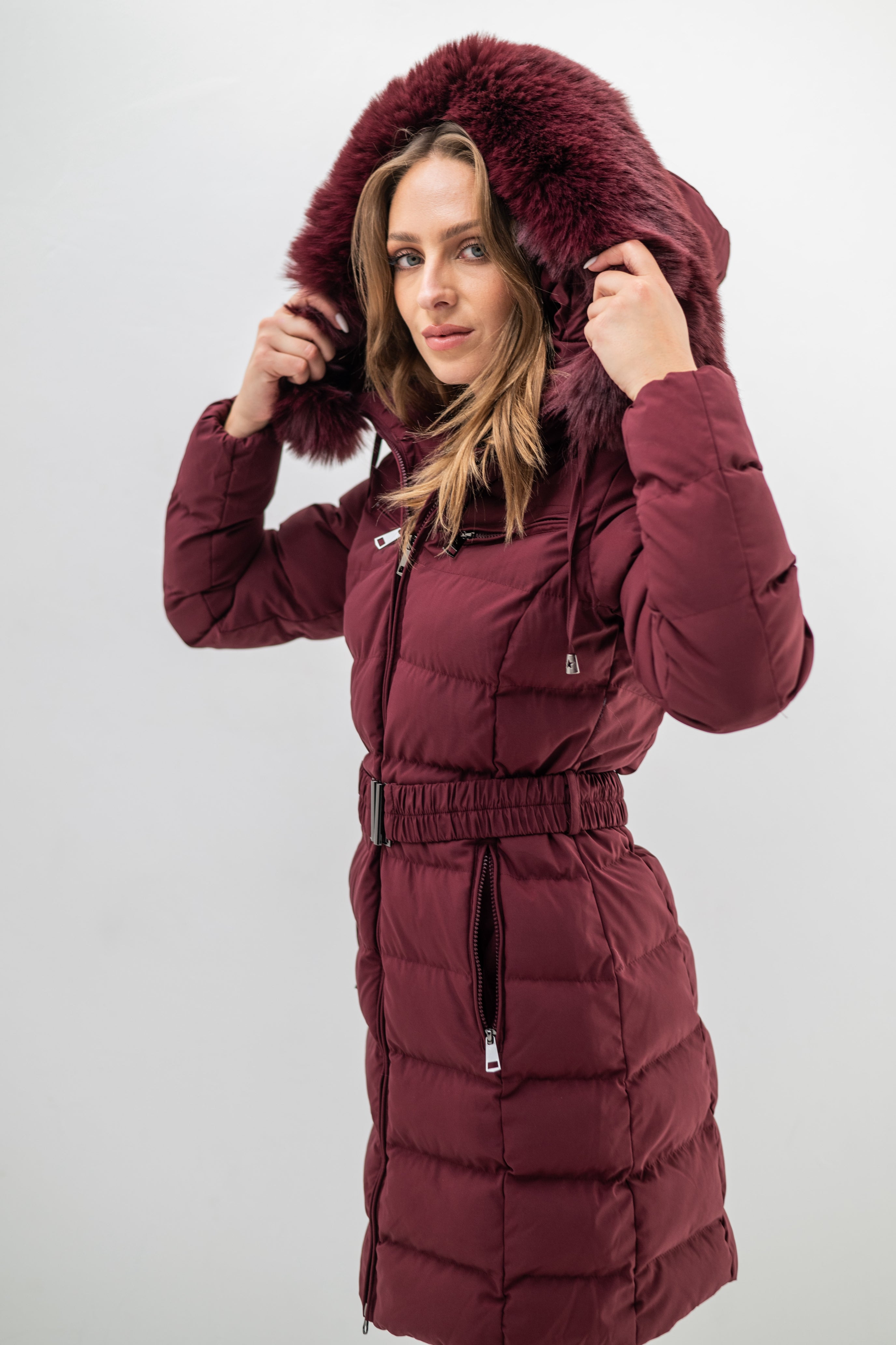 VALENTINA – Doudoune mi-longue ceinturée à capuche bordée de fausse fourrure