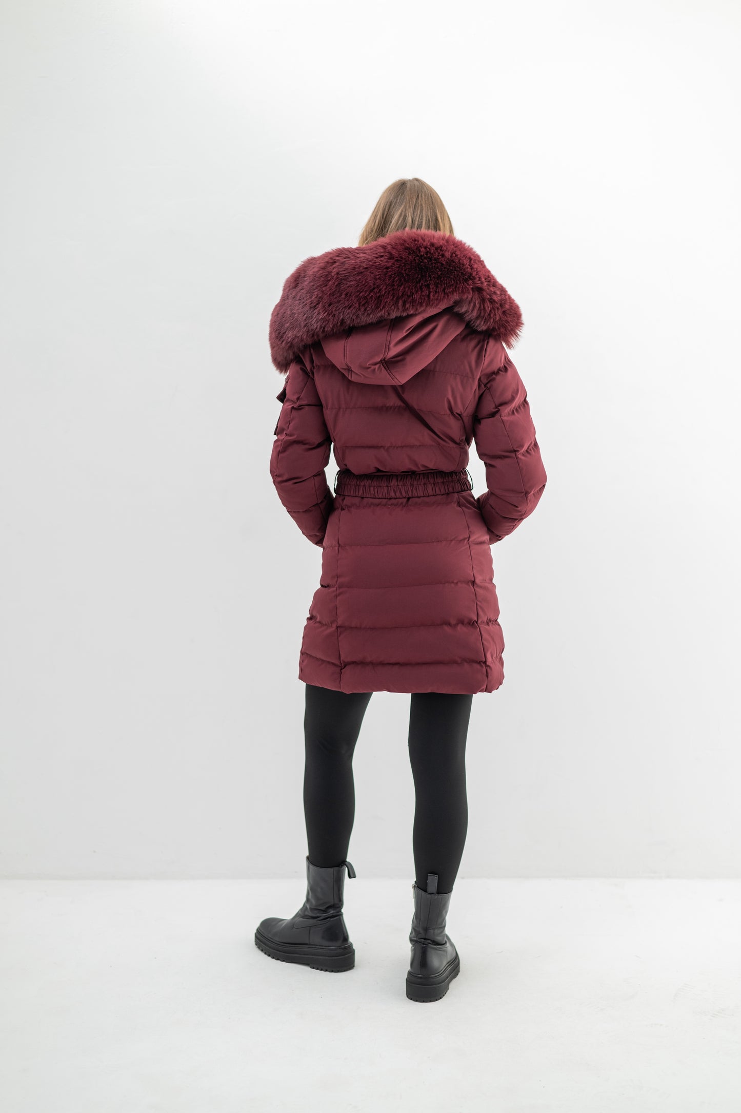 VALENTINA – Doudoune mi-longue ceinturée à capuche bordée de fausse fourrure