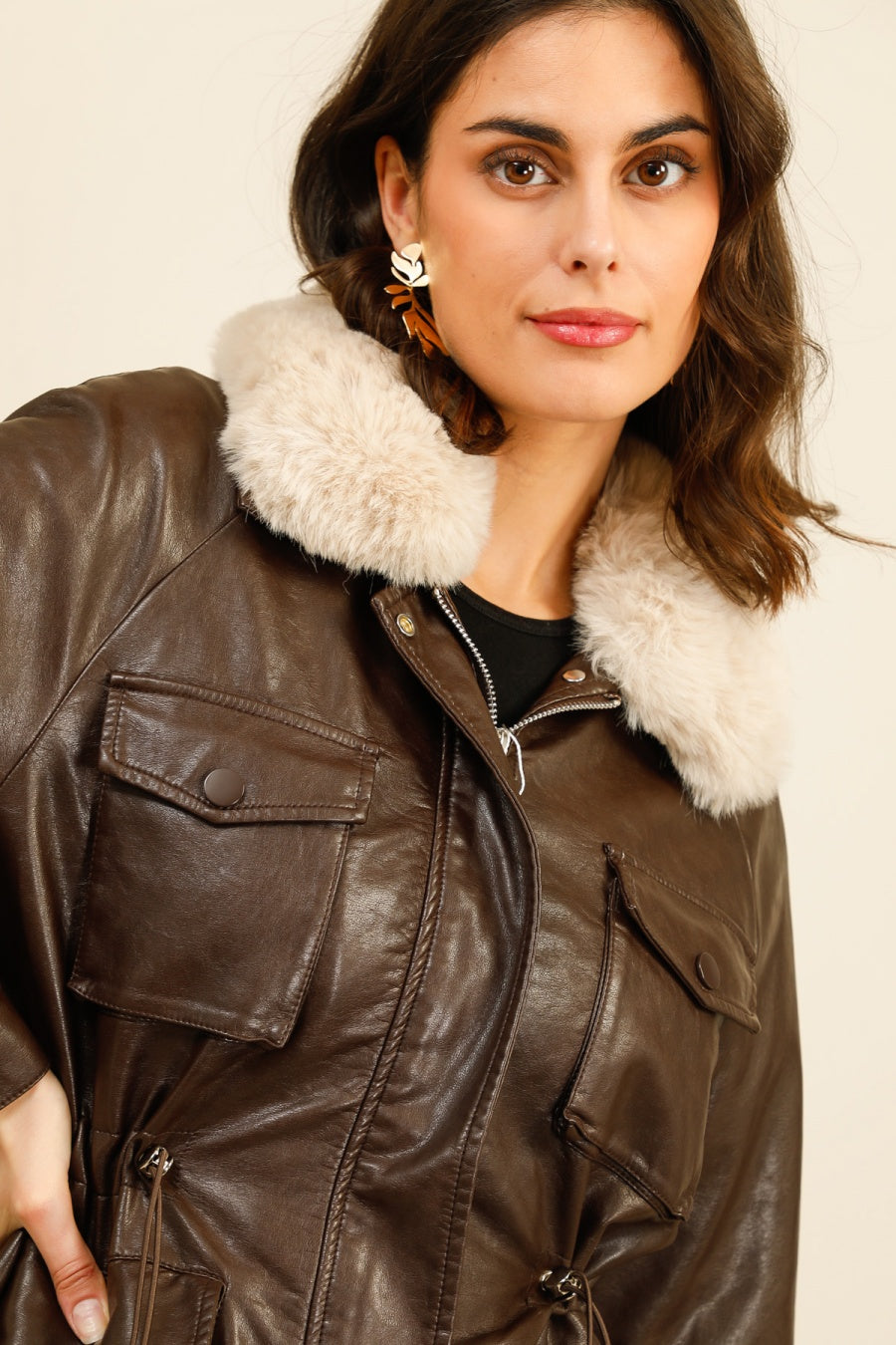 SIENNA – Veste structurée en similicuir à col doux et taille ajustable