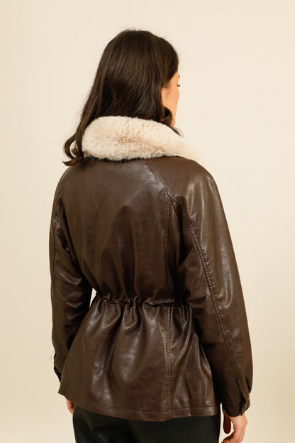 SIENNA – Veste structurée en similicuir à col doux et taille ajustable