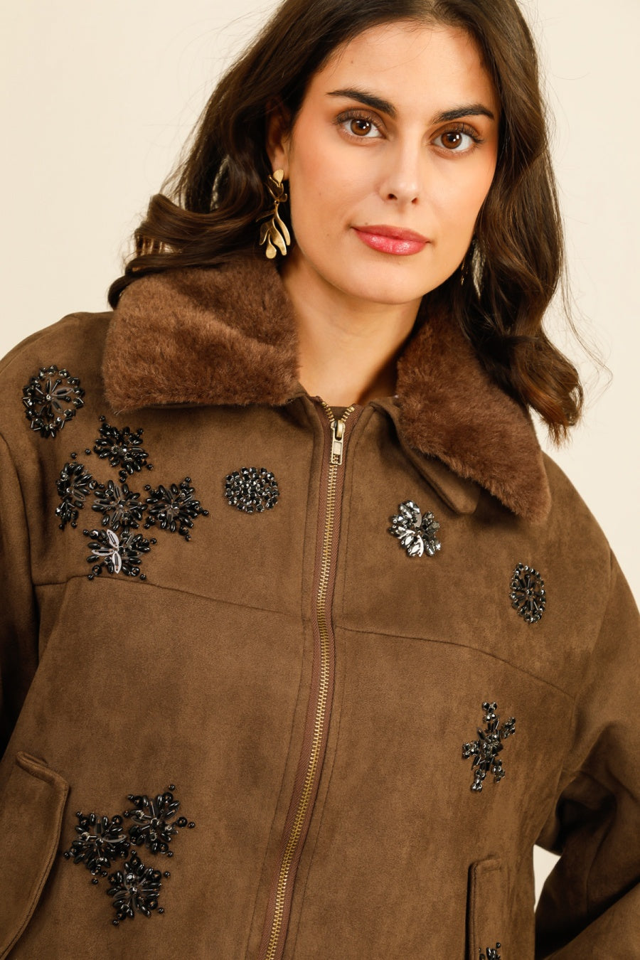 SIENNA– Veste zippée effet suédé à col doux et broderies bijoux