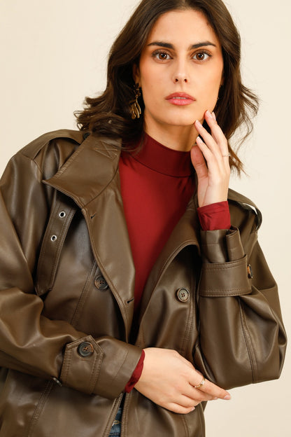 SIENNA – Veste courte en similicuir structuré à épaules marquées