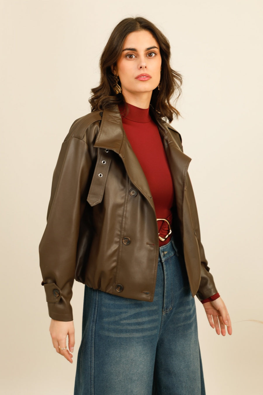 SIENNA – Veste courte en similicuir structuré à épaules marquées