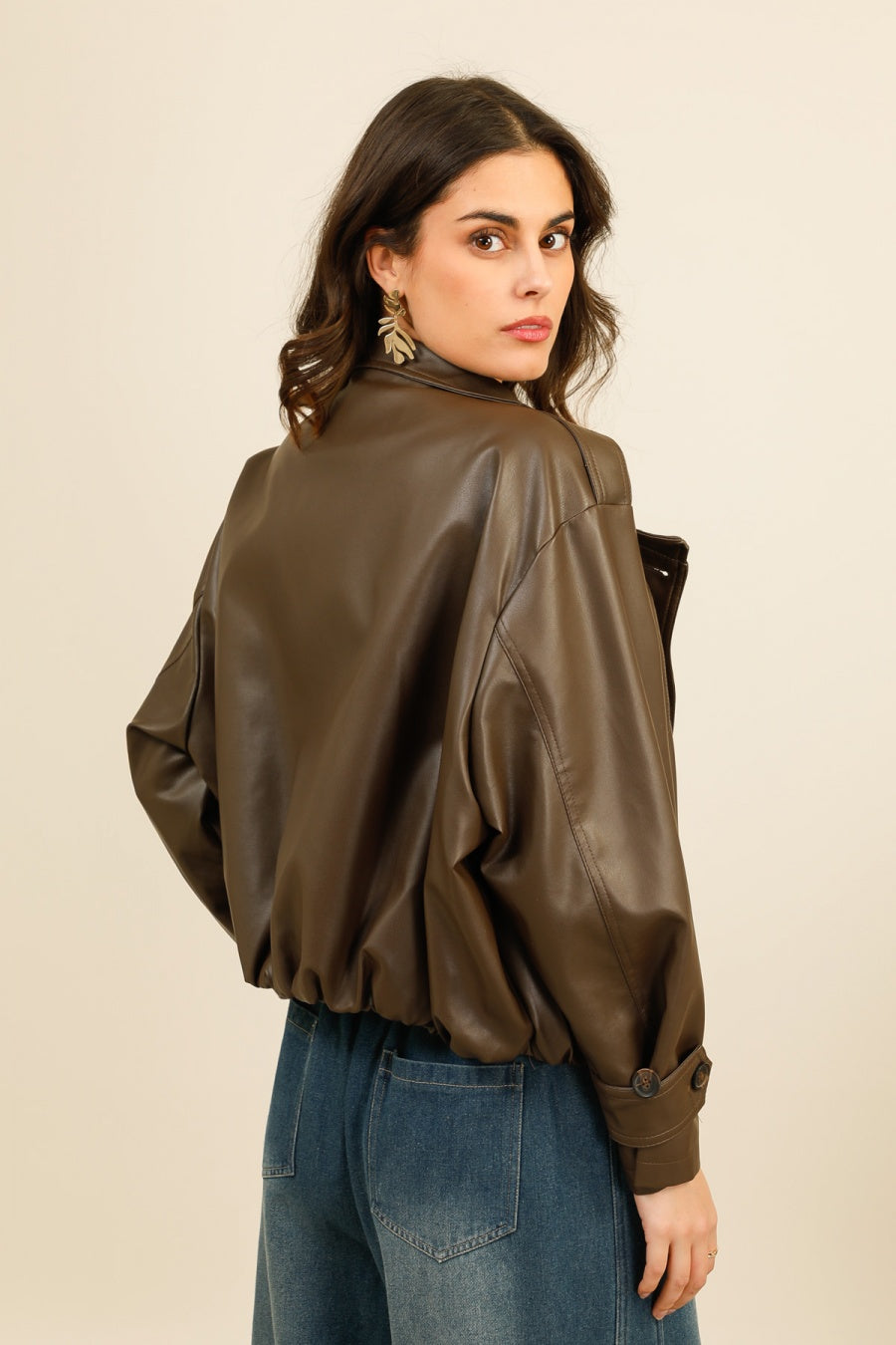 SIENNA – Veste courte en similicuir structuré à épaules marquées