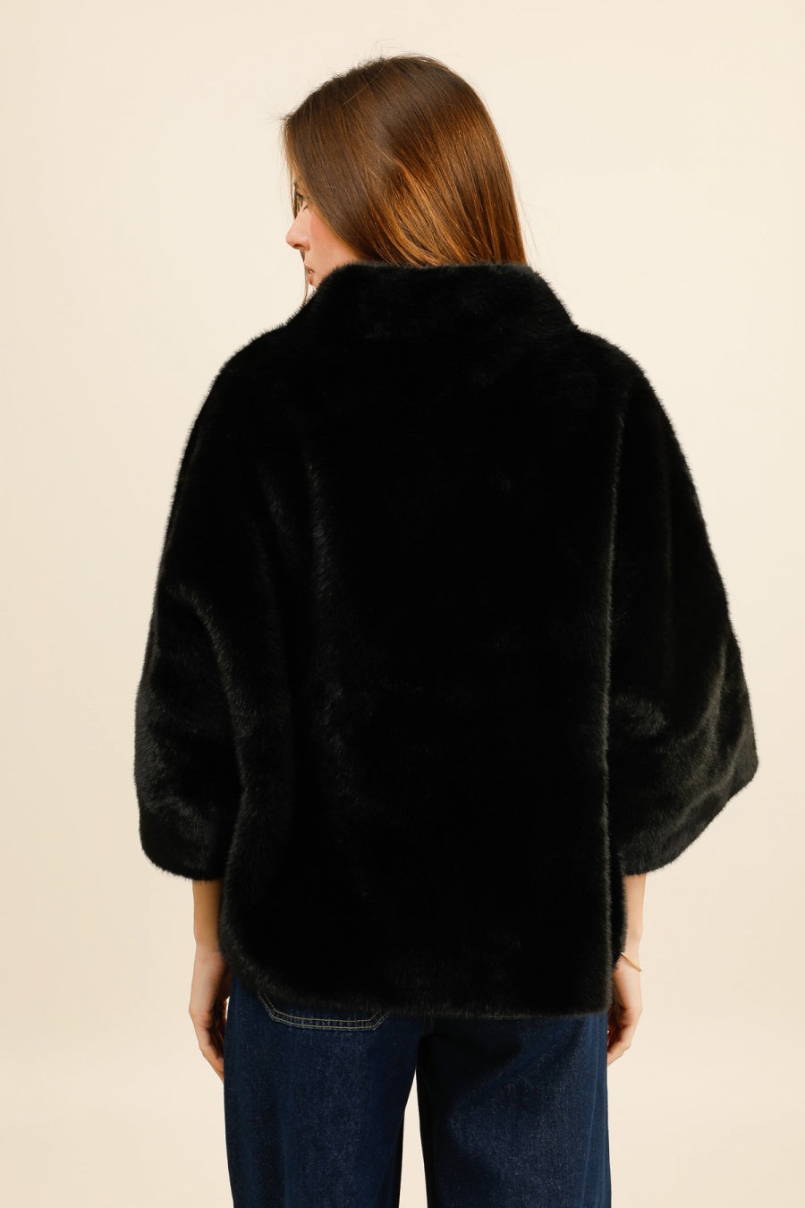 ARCTIC – Veste cape en fausse fourrure au col bijou