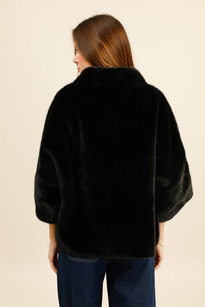 ARCTIC – Veste cape en fausse fourrure au col bijou