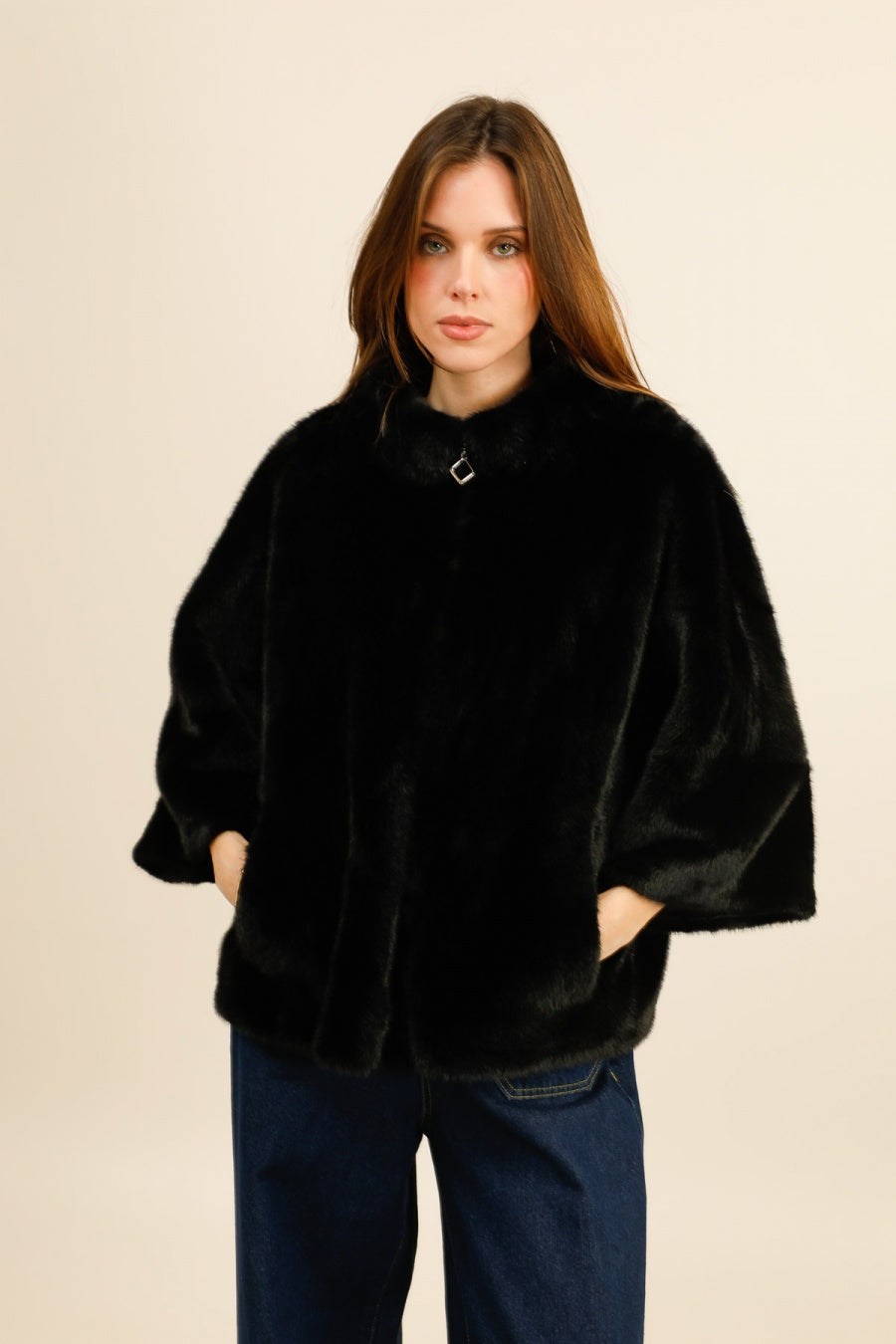 ARCTIC – Veste cape en fausse fourrure au col bijou